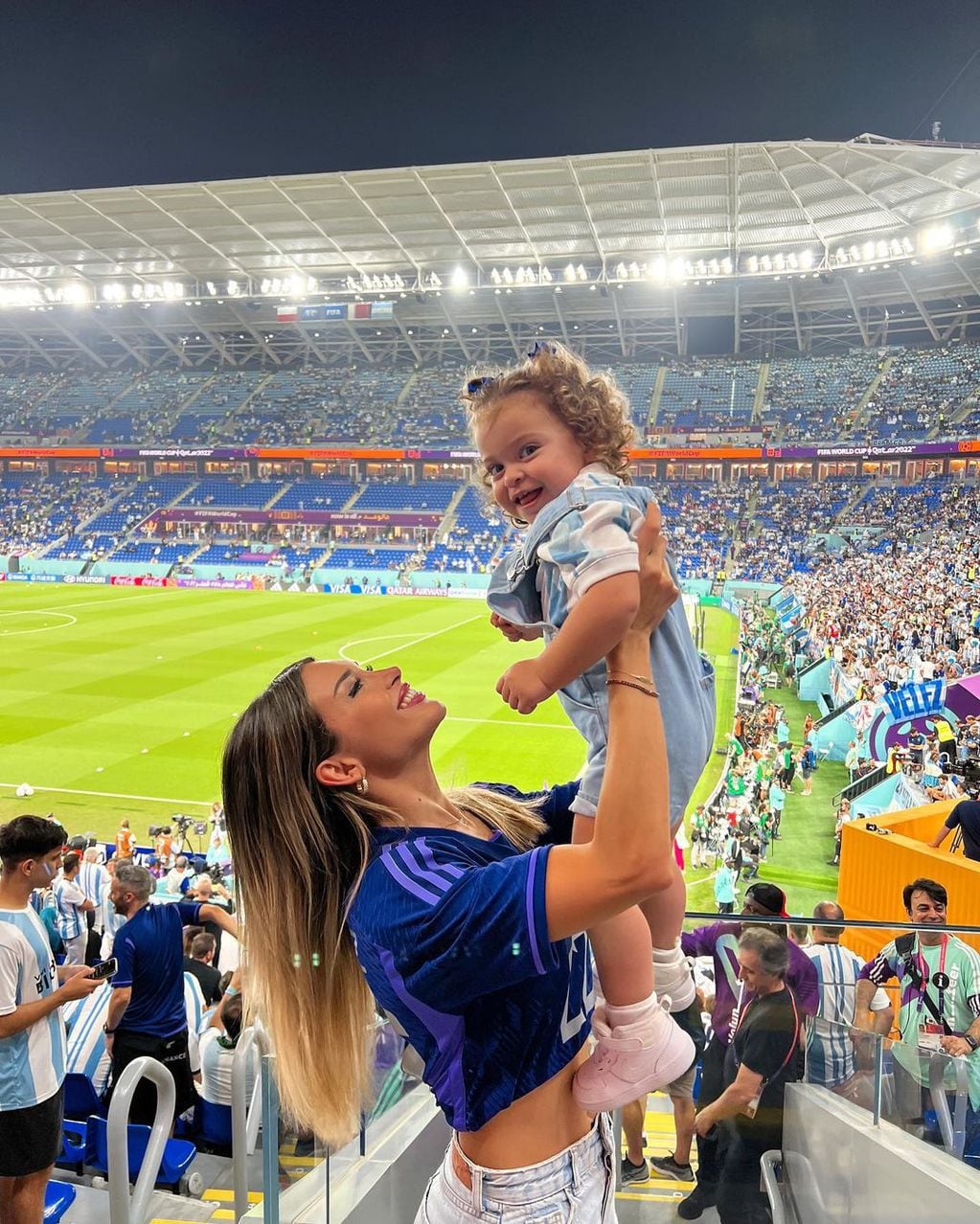 Agustina Gandolfo y Nina alentaron a Lautaro Martínez y a la Selección Argentina