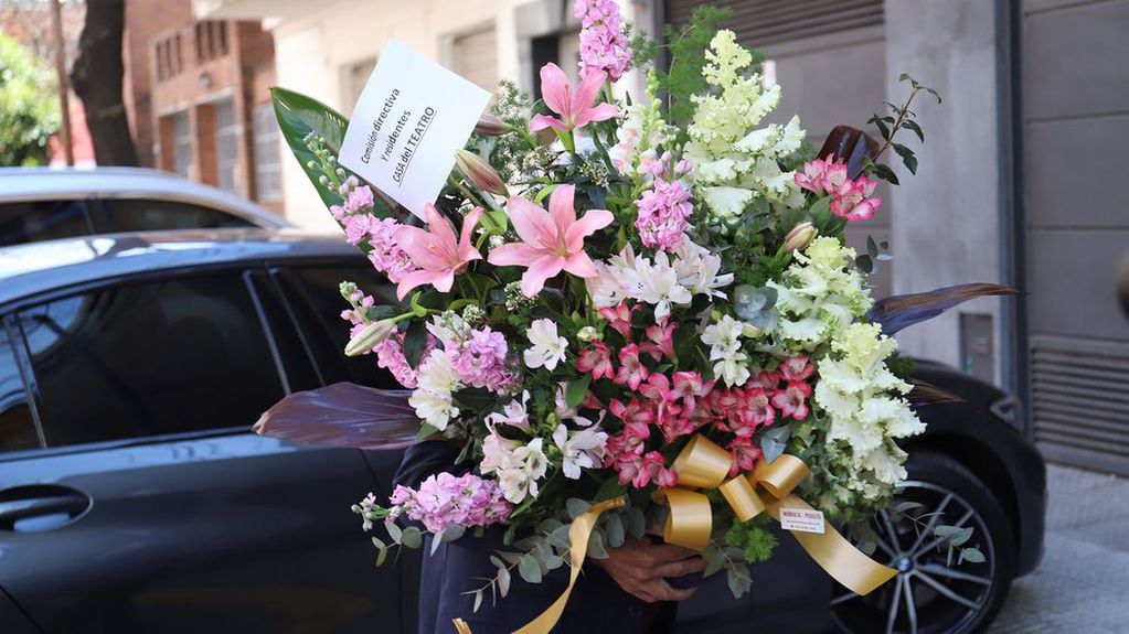 La presentadora de televisión fue recibida en su llegada a la grabación, por varios arreglos florales que llegaron desde La Casa del Teatro por parte de sus colegas y amigos.