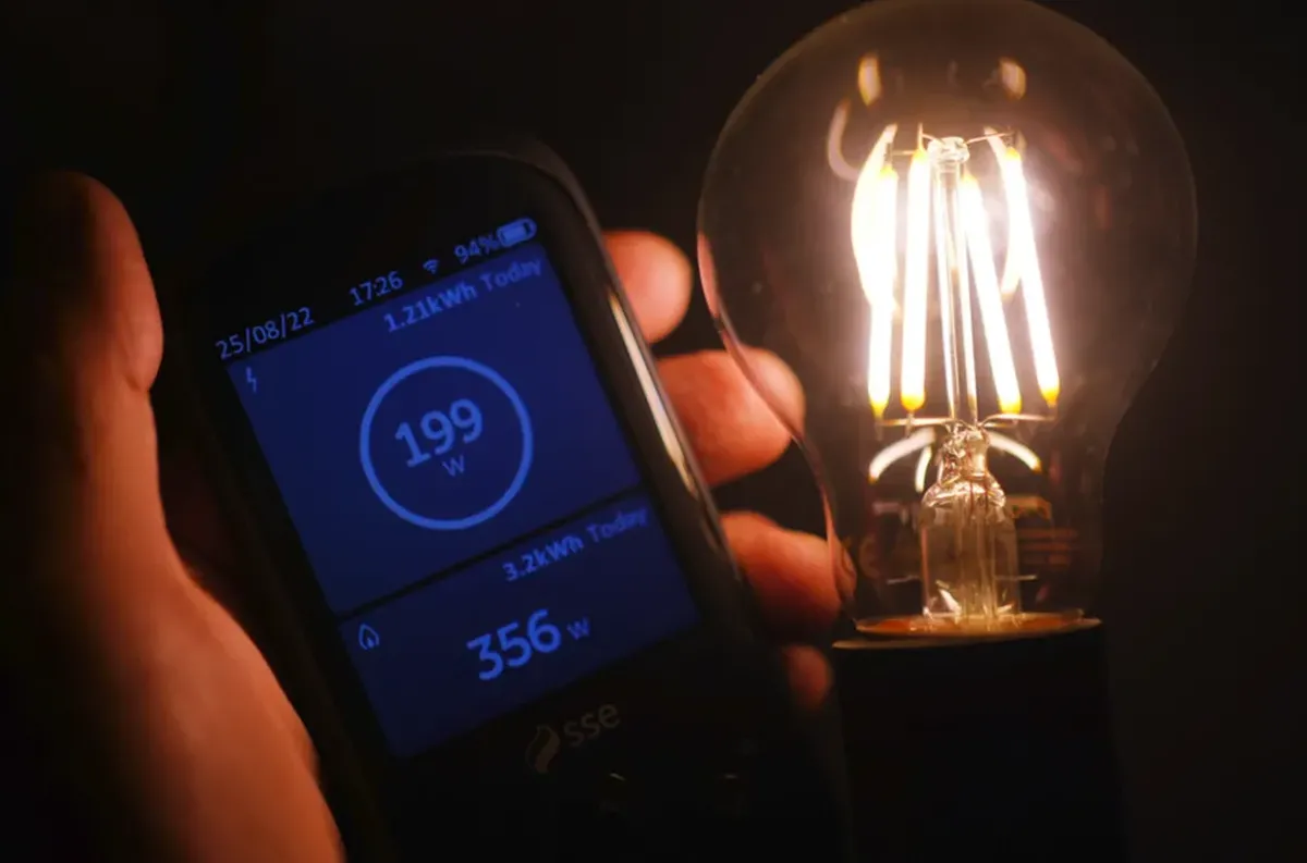 Energía. Un usuario mide el consumo eléctrico.