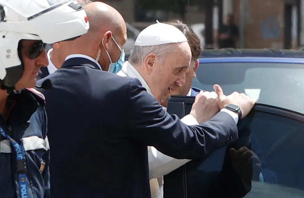 El papa Francisco recibió el alta médica tras la operación de colon y ya está de regreso en el Vaticano.