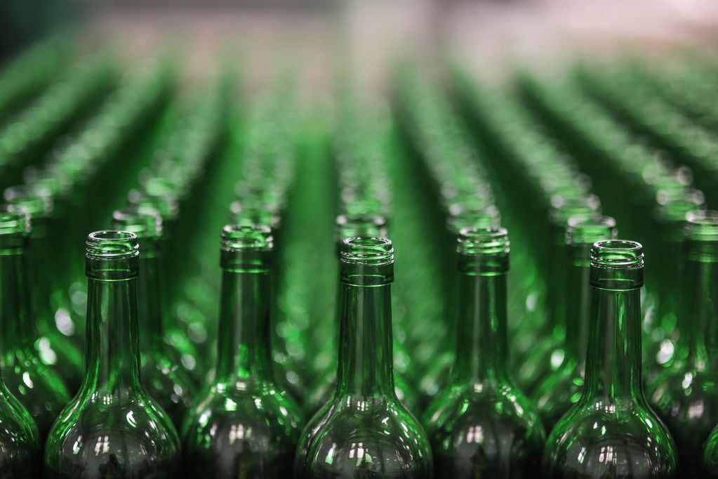 La falta de botellas de vidrio le pone tope al crecimiento del vino