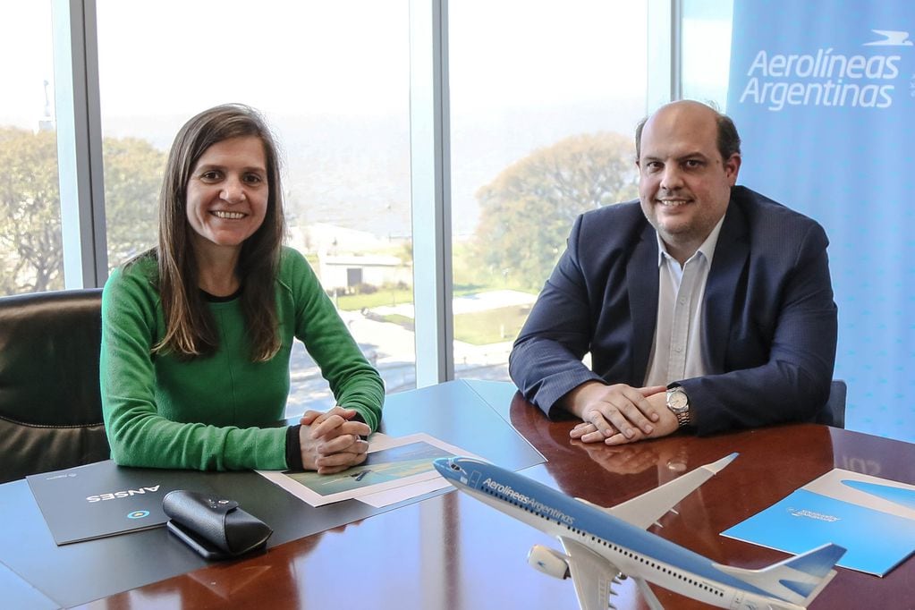 La directora ejecutiva de Anses, Fernanda Raverta y el presidente de Aerolíneas Argentinas, Pablo Ceriani.