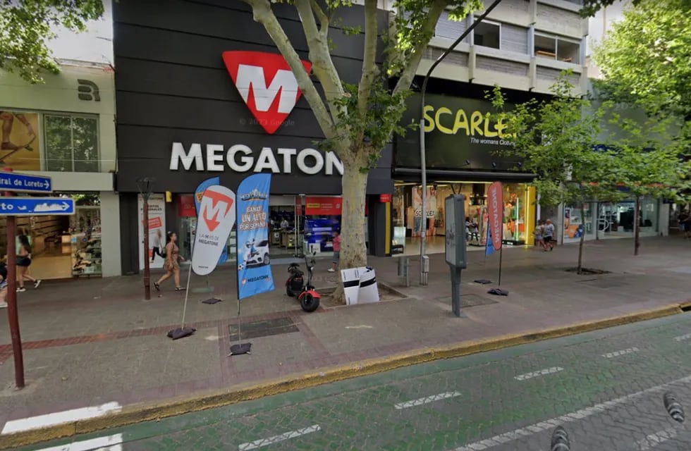 Reventaron la vidriera de un local en Avenida San Martín y se robaron 45 celulares. Google Maps.