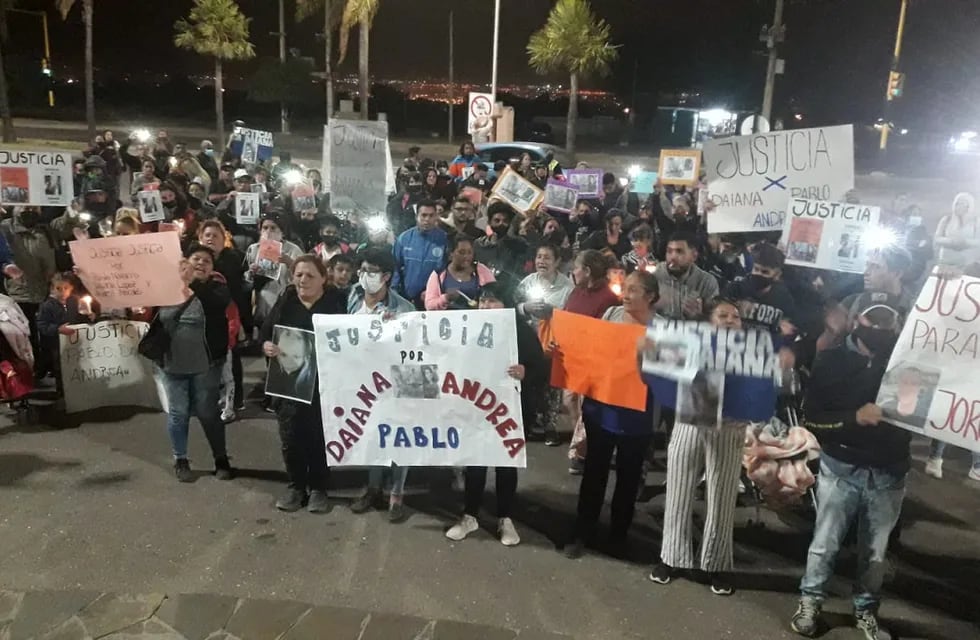 Vecinos y allegados de las víctimas se manifestaron en una de las entradas del barrio Dalvian. Foto: José Gutiérrez / Los Andes