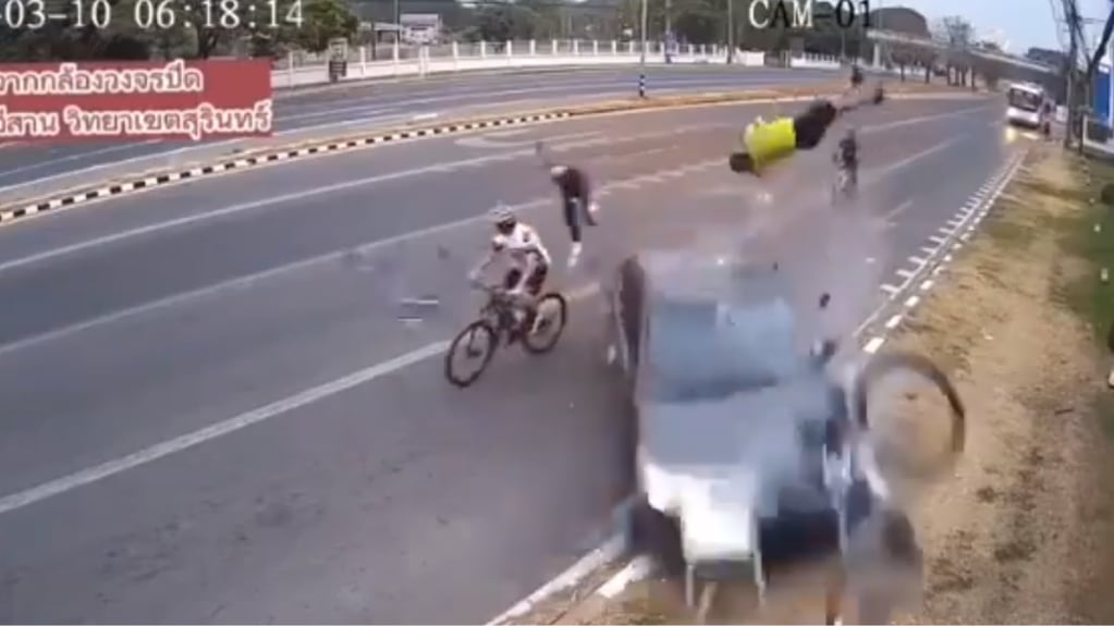Las víctimas fatales fueron los ciclistas Phon Chaiyaying, de 61 años, y Siripon Deesamer, de 59. Foto: Captura video
