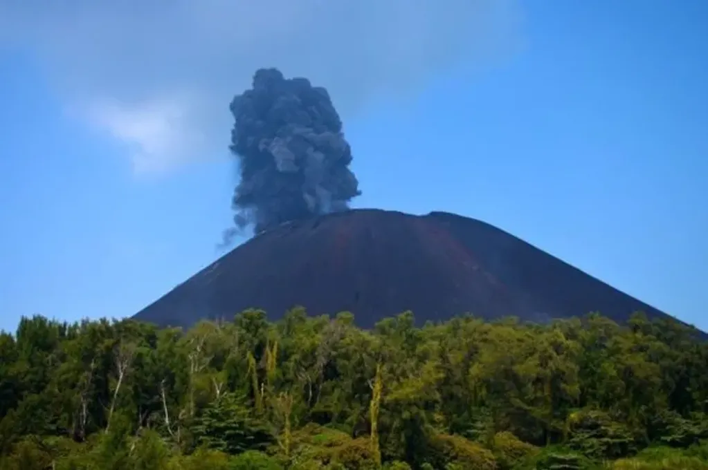 Las periódicas erupciones por el choque de placas tectónicas bajo el nivel del mar fueron dando forma a este nuevo volcán que no para de crecer a un ritmo de cuatro metros por año, y ya alcanzó la misma altura que su “padre”. 
