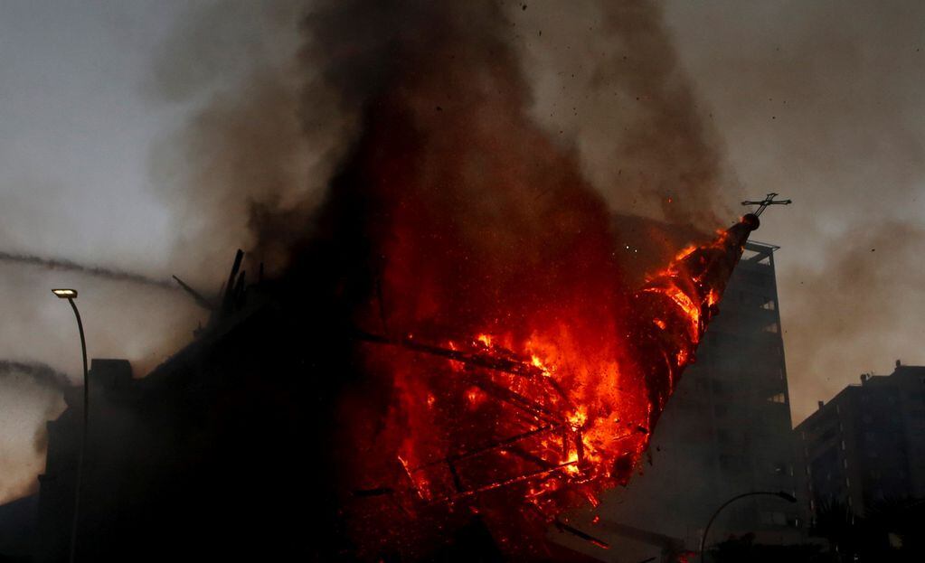 Fuego y desplome de la cúpula de la parroquia de La Asunción - 