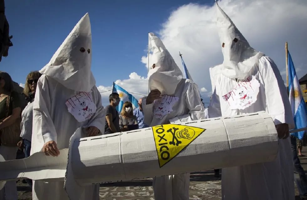 Manifestantes antivacunas vestidos como el Ku Klux Klan en Bariloche. Gentileza - Facundo Pardo / El Cordillerano.