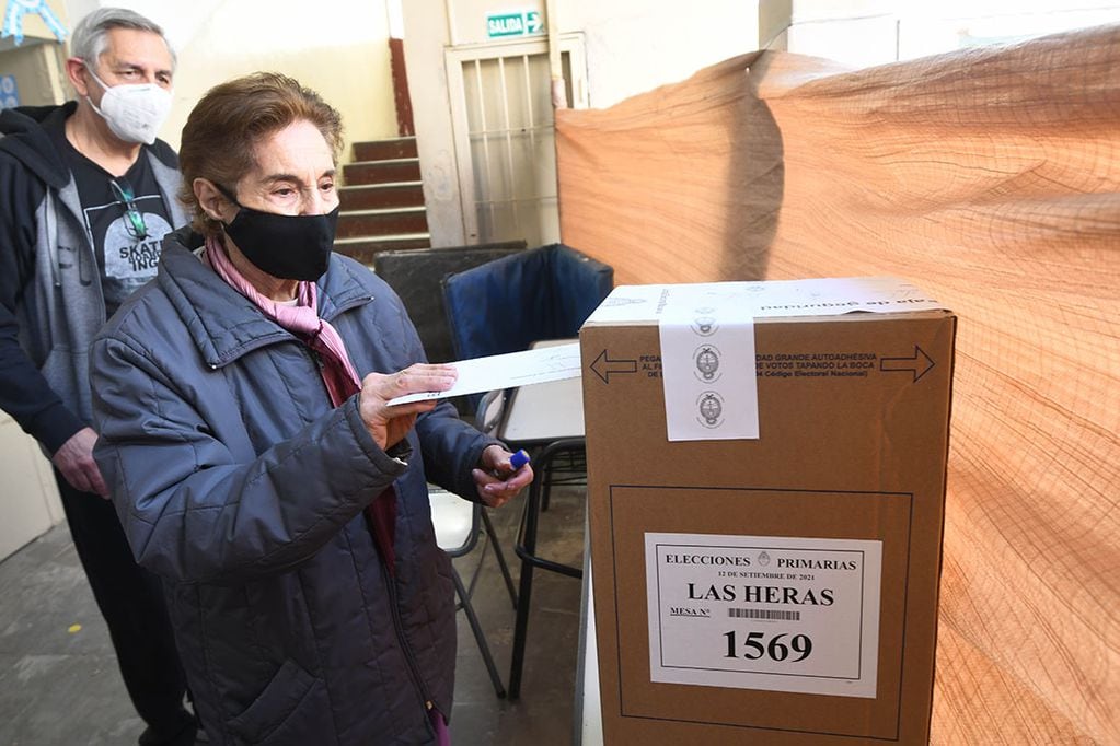 Votación en la escuela Bernardo O´Higgins de Las Heras - José Gutiérrez / Los Andes  