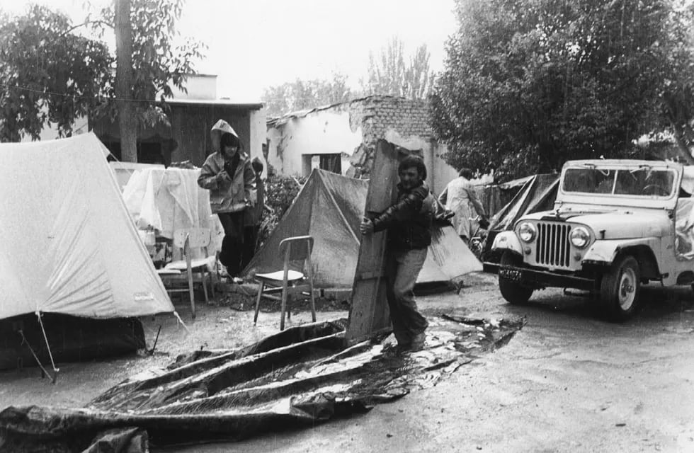 Más de 10.000 familias perdieron sus casas y debieron improvisar campamentos en sus destruidos terrenos.