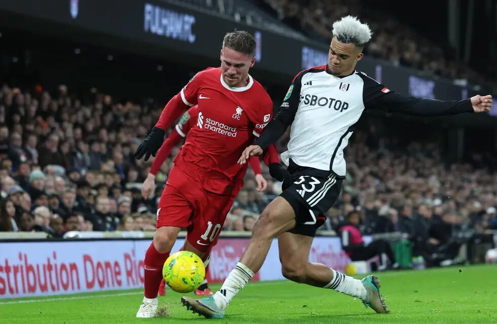 London (United Kingdom), 24/01/2024.- Antonee Robinson of Fulham and Alexis Mac Allister of Liverpool in action during the EFL Carabao Cup semi finals 2nd leg match between Fulham FC and Liverpool FC, in London, Britain, 24 January 2024. (Reino Unido, Londres) EFE/EPA/ISABEL INFANTES EDITORIAL USE ONLY. No use with unauthorized audio, video, data, fixture lists, club/league logos, 'live' services or NFTs. Online in-match use limited to 120 images, no video emulation. No use in betting, games or single club/league/player publications.
