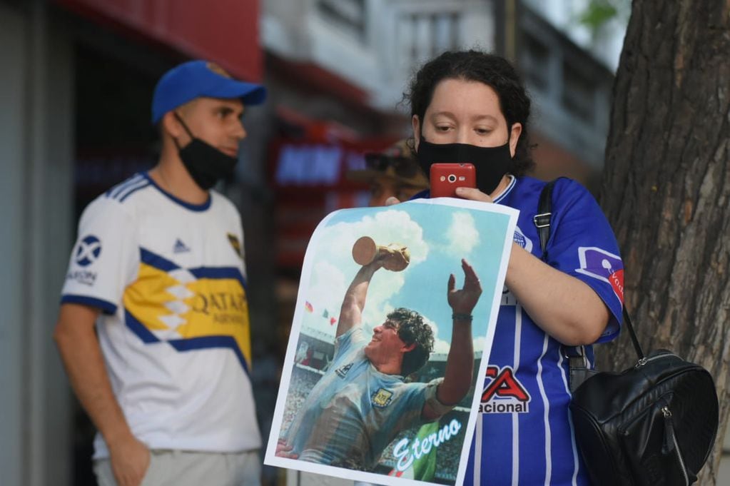 Los fanáticos de Diego Maradona salieron a las calles del centro a homenajear al Diez y se concentraron en Peatonal y San Martín.