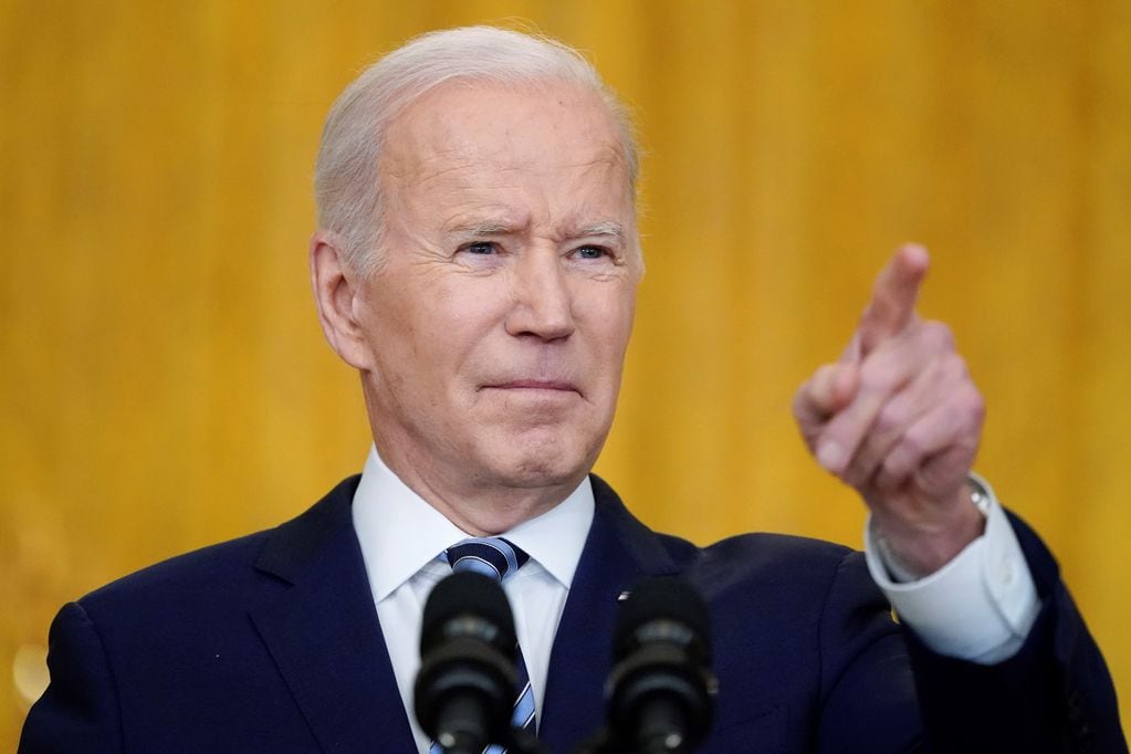 El presidente Joe Biden habló sobre la invasión rusa de Ucrania en el Salón Este de la Casa Blanca. Foto: AP