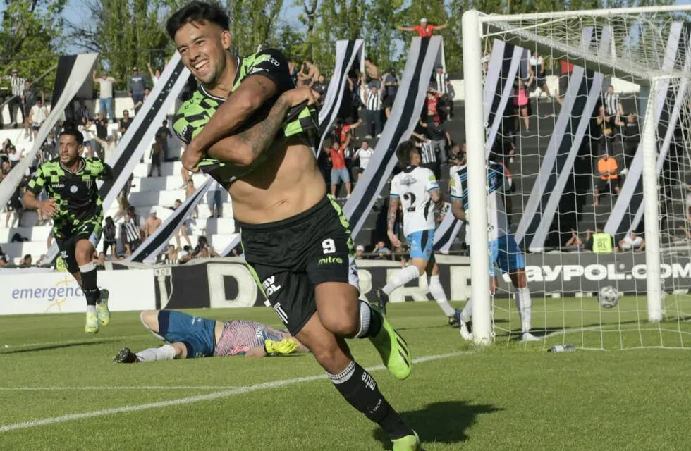 Herrera festeja el tercer gol de Gimnasia ante Almagro / Orlando Pelichotti.