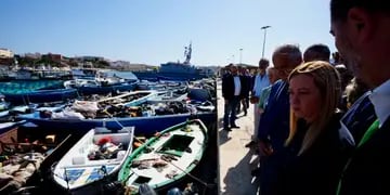 Alarma en la Unión Europea por la llegada en masa de migrantes a una pequeña isla de Italia