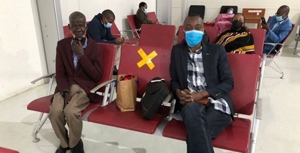 Henry Mutebe y Wilson Dhabangi esperando su vuelo a Nairobi. / Gentileza