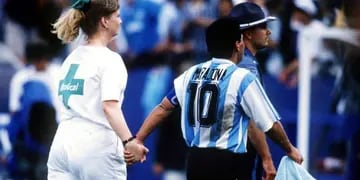 Maradona y la enfermera... camino al doping positivo. 
