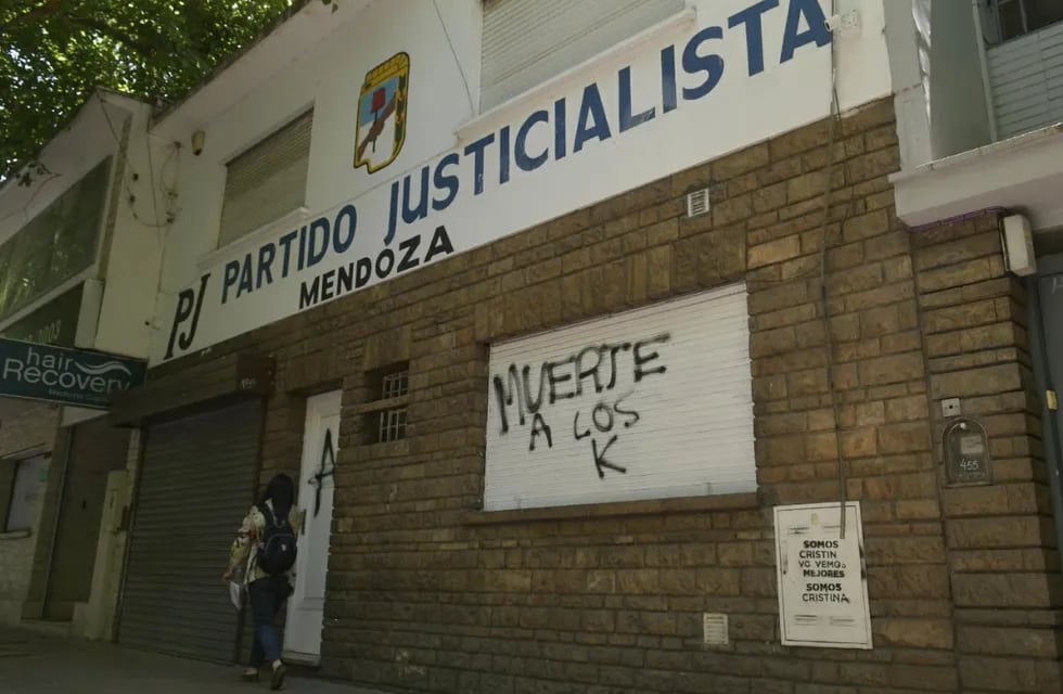 Pintadas con amenazas aparecieron en la sede del PJ local. / Orlando Pelichotti