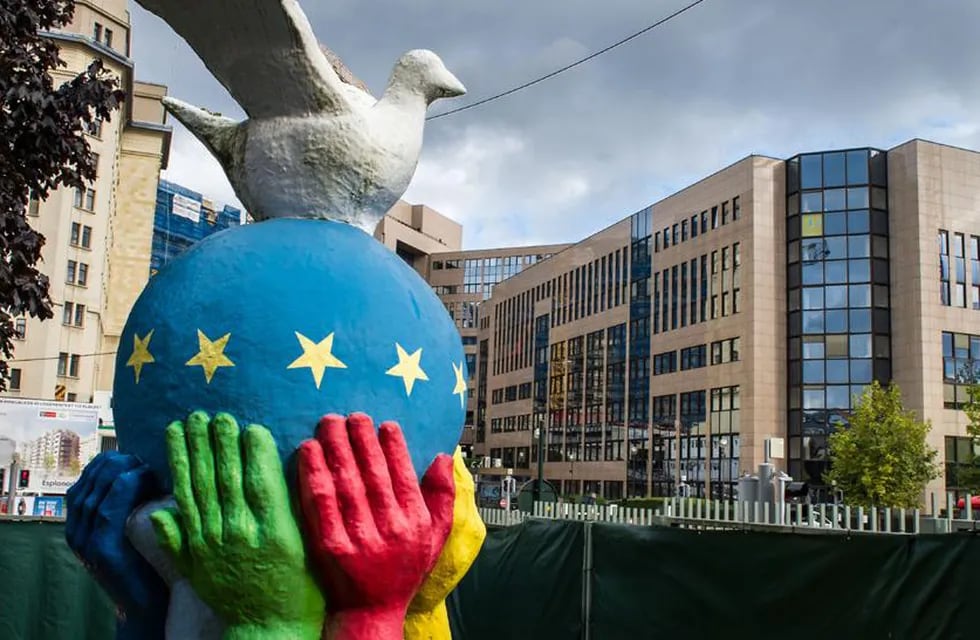 En Bruselas. Una estatua con la bandera de la UE y la paloma de la paz frente al Parlamento Europeo (AP).