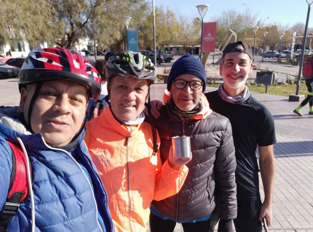 El grupo de ciclistas lleva ayuda a una comunidad de Lavalle.