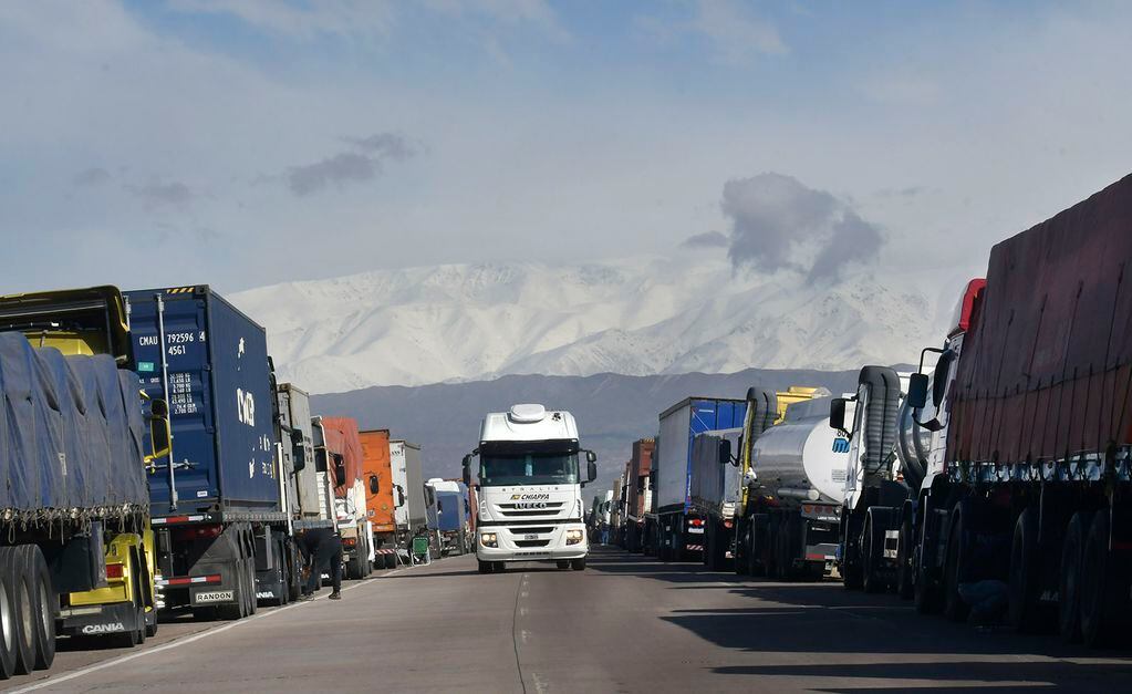 Los últimos camiones en llegar van estacionando sobre Ruta 7. Tendrán una larga espera para poder continuar viaje. Foto: Orlando Pelichotti / Los Andes