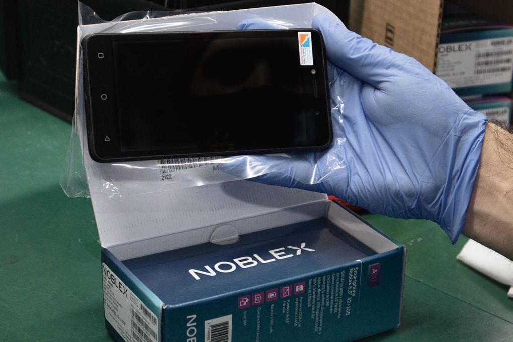Se fabricarán en Argentina smartphones Noblex que saldrán menos de 20 mil pesos.