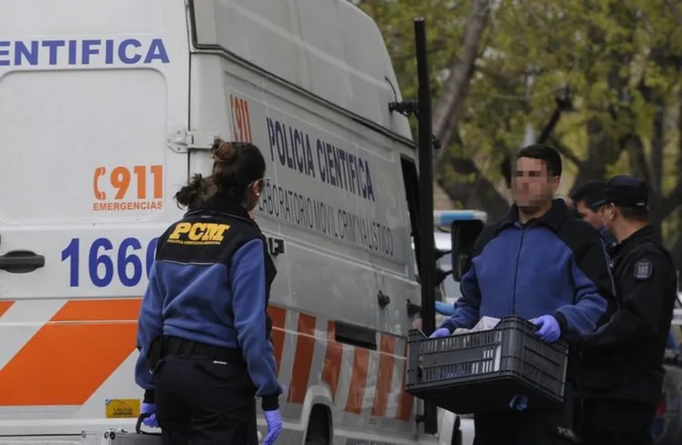 Un hombre falleció aplastado por su camioneta, mientras la estaba arreglando en una calle del Centro en San Rafael. - Archivo / Los Andes