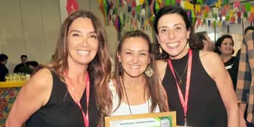 Belén, Popi y Pato reciben el premio en Brasil. Crearon Mujeres a la Cumbre y hoy cosechan lo mucho que han hecho.