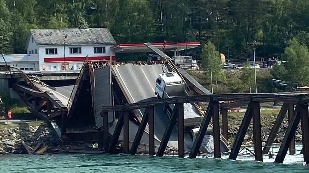 Así quedaron el camión y el automóvil cuando colapsó el puente. Foto: Web