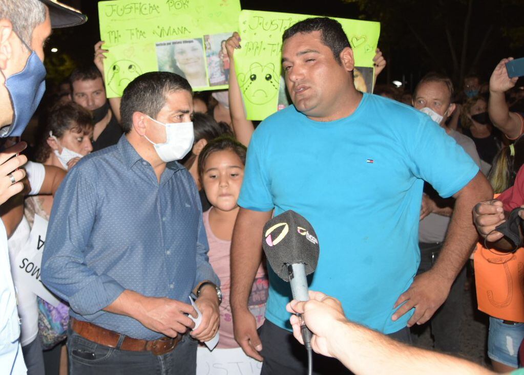 El intendente y el hijo de la víctima, quien habla en la nota. Foto: Prensa Municipalidad de General Alvear.