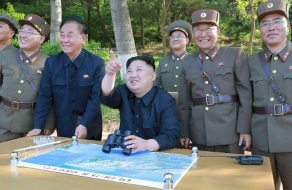 Kim Jong un, líder supremo de Corea del Norte, observando el lanzamiento de un misil.