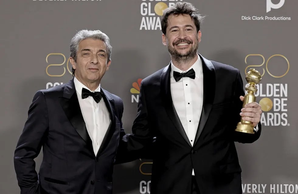 Ricardo Darín y Santiago Mitre con el Globo de Oro. Web