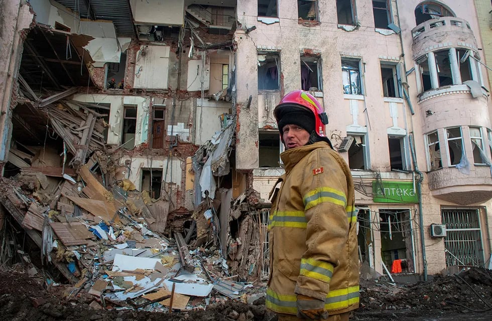 Un bombero ucraniano trabaja cerca de un edificio de apartamentos destruido en Kharkiv, Ucrania. (AP)