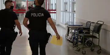 Policía en el hospital Central de Mendoza