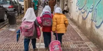 Niñas intoxicadas en escuelas de Irán