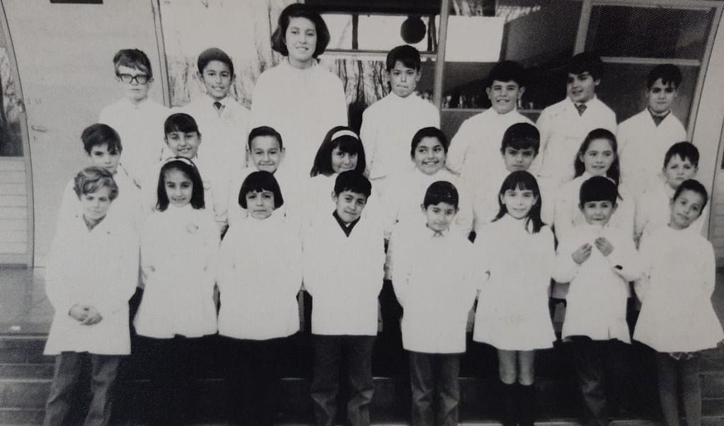 Pasado. Elisa y sus alumnos compartieron juntos toda la primaria, desde 1968 hasta 1974, en la escuela Vergara. Foto: Gentileza