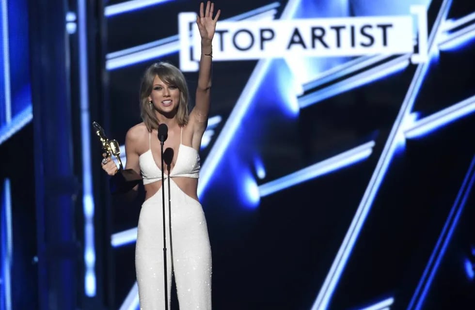 Taylor Swift arrasó con ocho premios en los Billboard y estrenó video con superestrellas