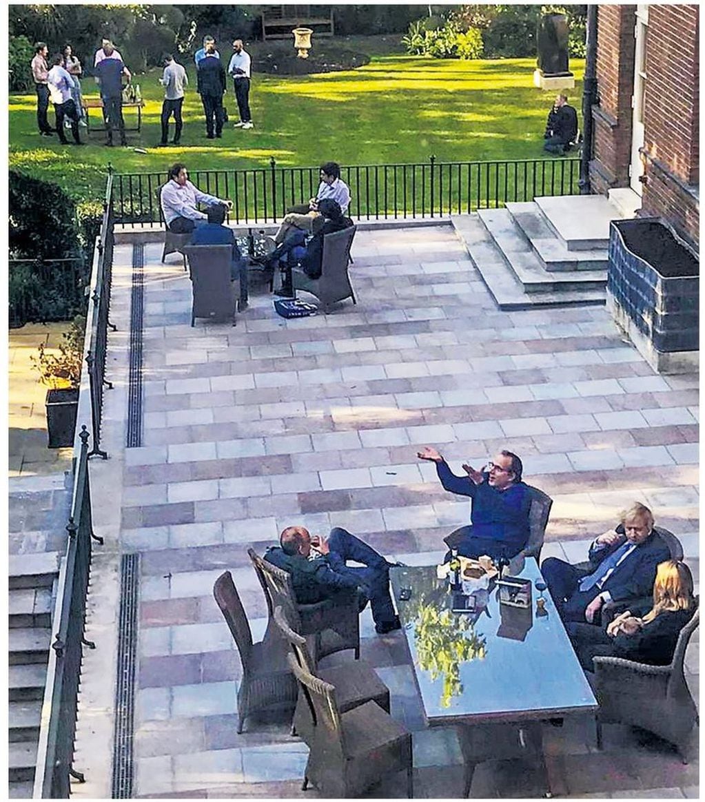 Difunden una foto del primer ministro Boris Johnson y 17 personas más reunidas en la residencia oficial británica en pleno confinamiento estricto. Foto: Twitter @askomartin