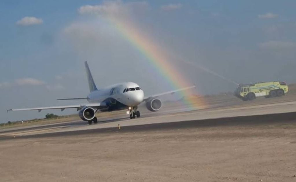 Mendoza recibió con un arco de agua al primer vuelo de bajo costo de Sky 