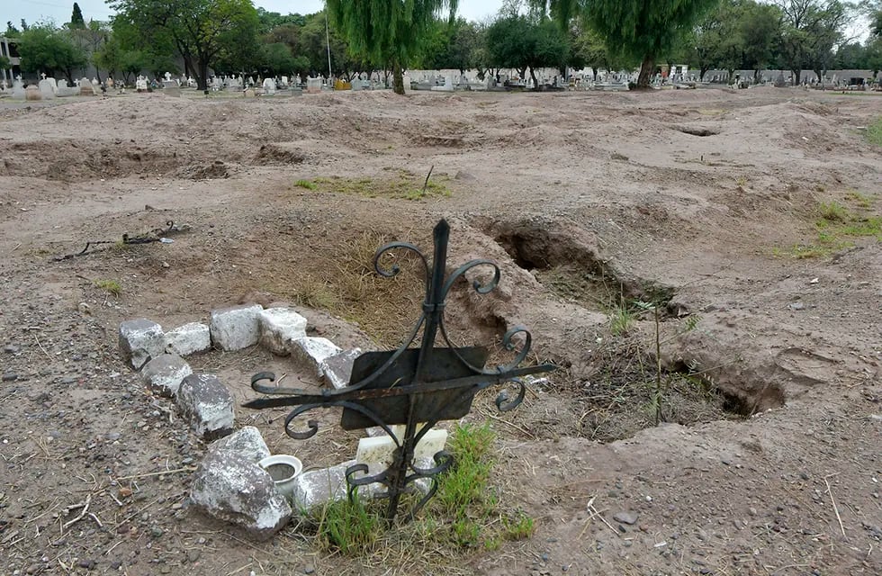 Los trabajos del Equipo Argentino de Antropología Forense continúan en el misterioso predio del cementerio capitalino. Hasta ahora han identificado a 9 personas. | Foto: Orlando Pelichotti / Los Andes