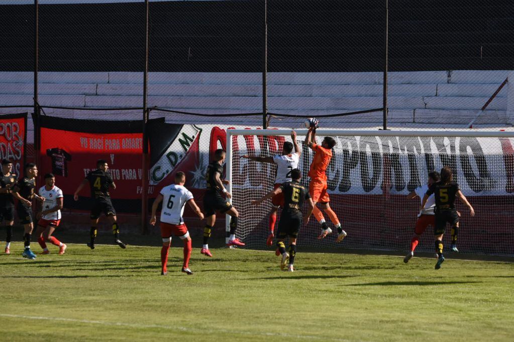 Maipú igualó 1-1 con Mitre de Santiago del Estero. / Mariana Villa (LOS ANDES).
