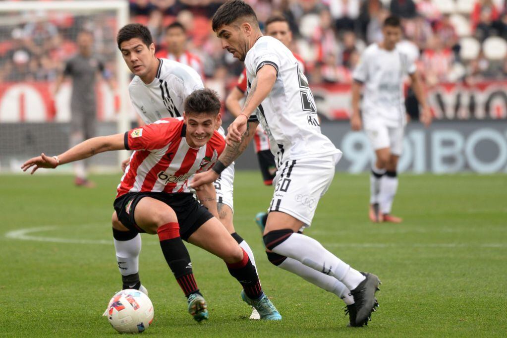 Estudiantes y Central Córdoba igualaron en entretenido partido en La Plata, por Liga Profesional. (Fotobaires)