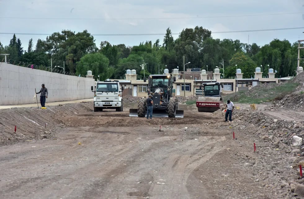 Dos municipios salen a la búsqueda de préstamos para obras. Foto: relevamiento de obras realizadas en calle Dr. Cicchitti, entre el canal Papagayos y Regalado Olguín. Prensa Gobierno de Mendoza.