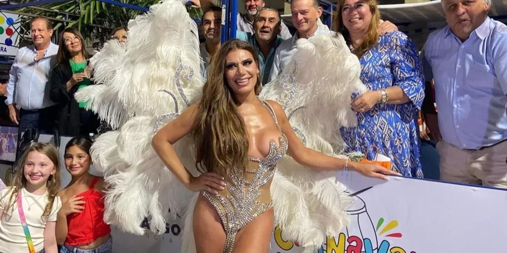 Florencia de la V enamoró en el carnaval de Melo Uruguay.