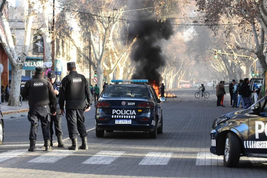 ATE cortó una calle tras rechazar la oferta salarial y el gobierno los acusó de violencia. / Foto: Mariana Villa