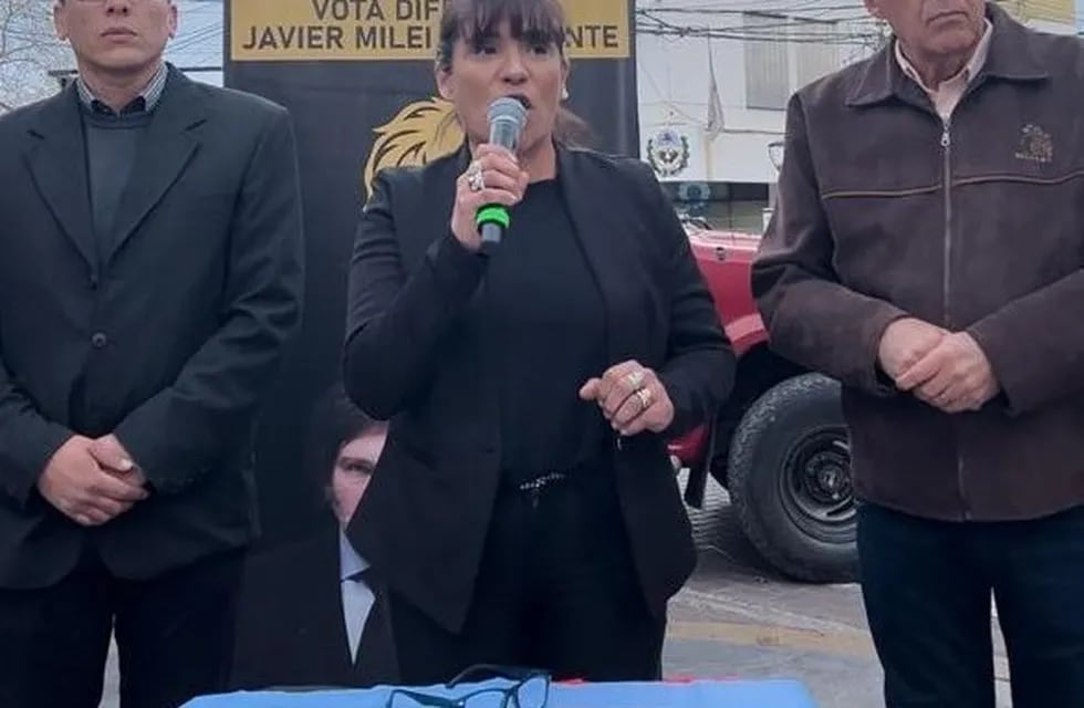 La candidata a intendente del Frente Libertario, Demócrata y Jubilados, Claudia Córdoba, en pleno discurso de campaña por Maipú. A su derecha, el concejal electo Alfredo Mancifesta.