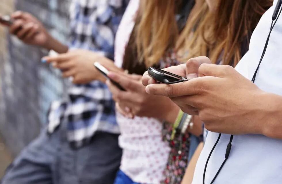 Los adolescentes ven menos tele pero están conectados 12 horas a internet