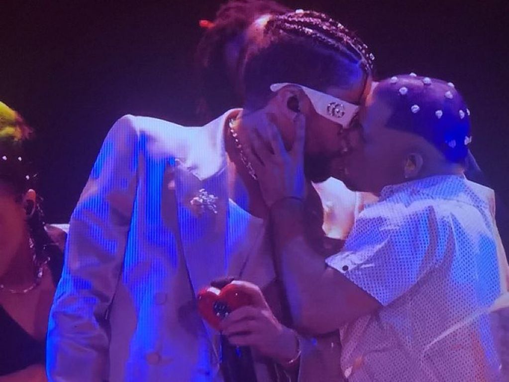 El beso de Bad Bunny a un bailarín como el de Britney y Madonna en los VMA’s.