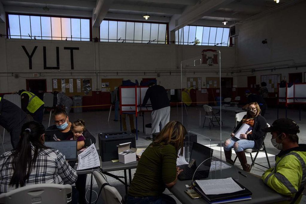 Votantes esperan su turno en un centro de votación en el Depósito de arsenal de la Guardia Nacional en St. Paul, en Carolina del Norte.