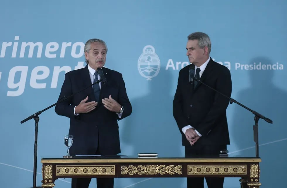 El presidente Alberto Fernández tomó juramento a Agustín Rossi como nuevo jefe de gabinete. Foto: Federico López Claro